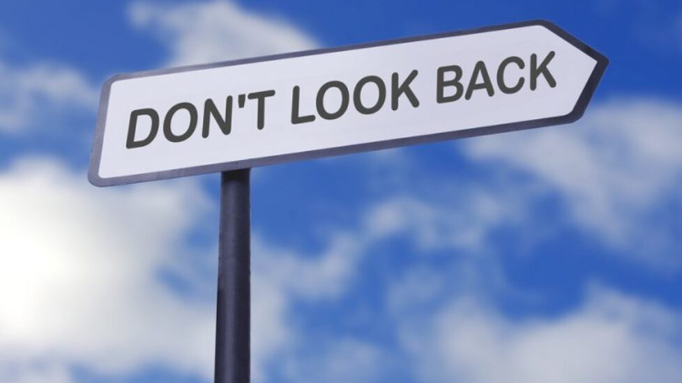 PHOTO-DAILY-INSPIRATION-DONT-LOOK-BACK-e1463498133342